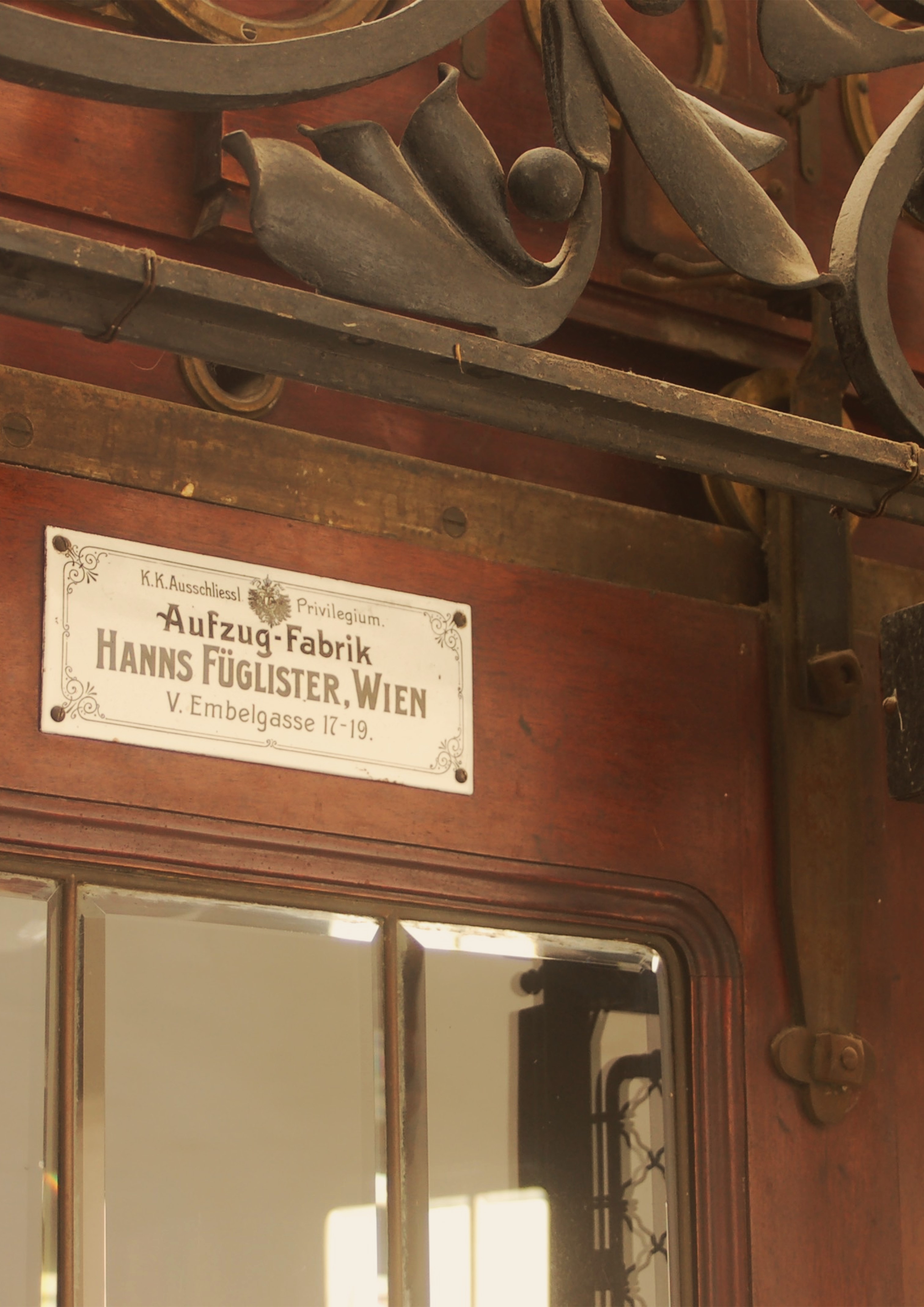 Historischer Aufzug mit Firmenschild der Aufzugfabrik Hanns Füglister in Wien